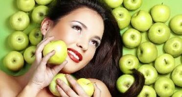 apple mask to refresh the skin around the eyes